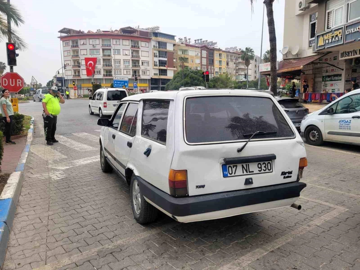 Antalya\'da motosiklet otomobile çarptı, sürücü yaralandı