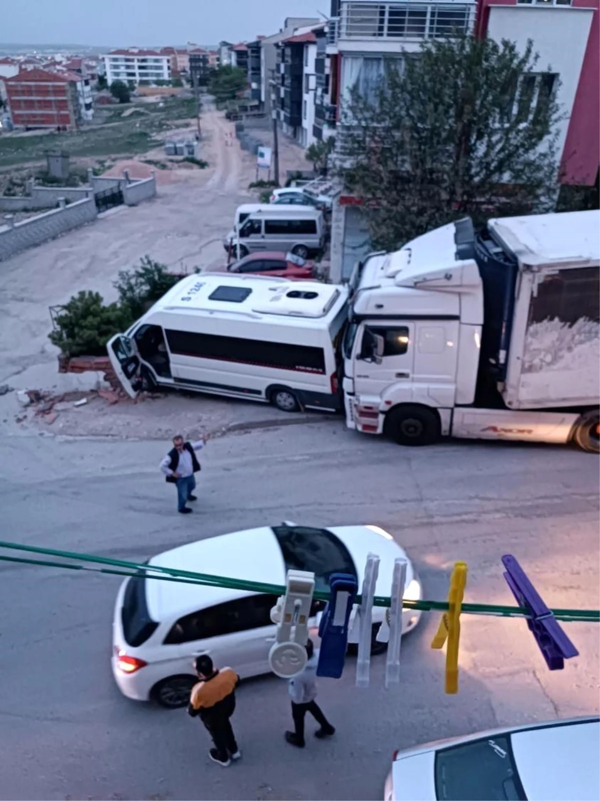 Eskişehir\'de freni patlayan tır minibüse çarptı, maddi hasar meydana geldi