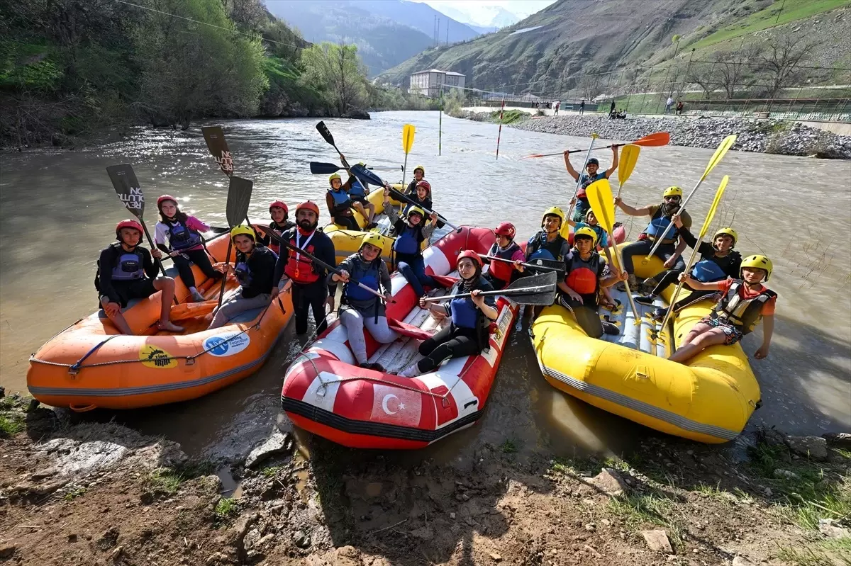 Van Çatak\'ta rafting sporcuları eğitim alıyor