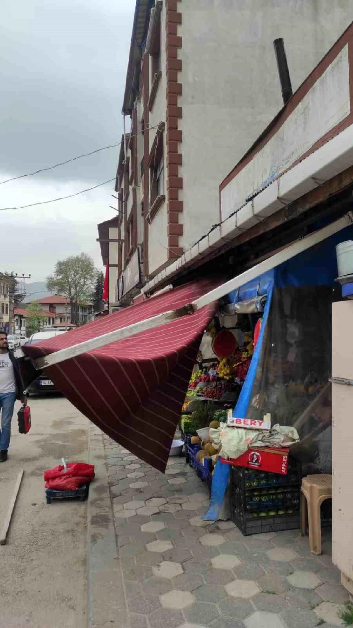 Bolu Mudurnu\'da Fırtına Manav Dükkanının Tentesini Yıktı