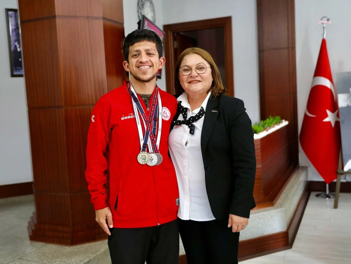 Özel Sporcu Erdem Günay Atacan Didim Belediye Başkanı Hatice Gençay\'ı Ziyaret Etti