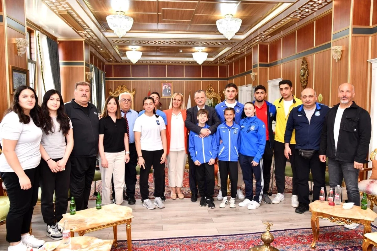 Yunusemre Belediyespor\'un başarılı sporcuları Başkan Balaban\'ı ziyaret etti