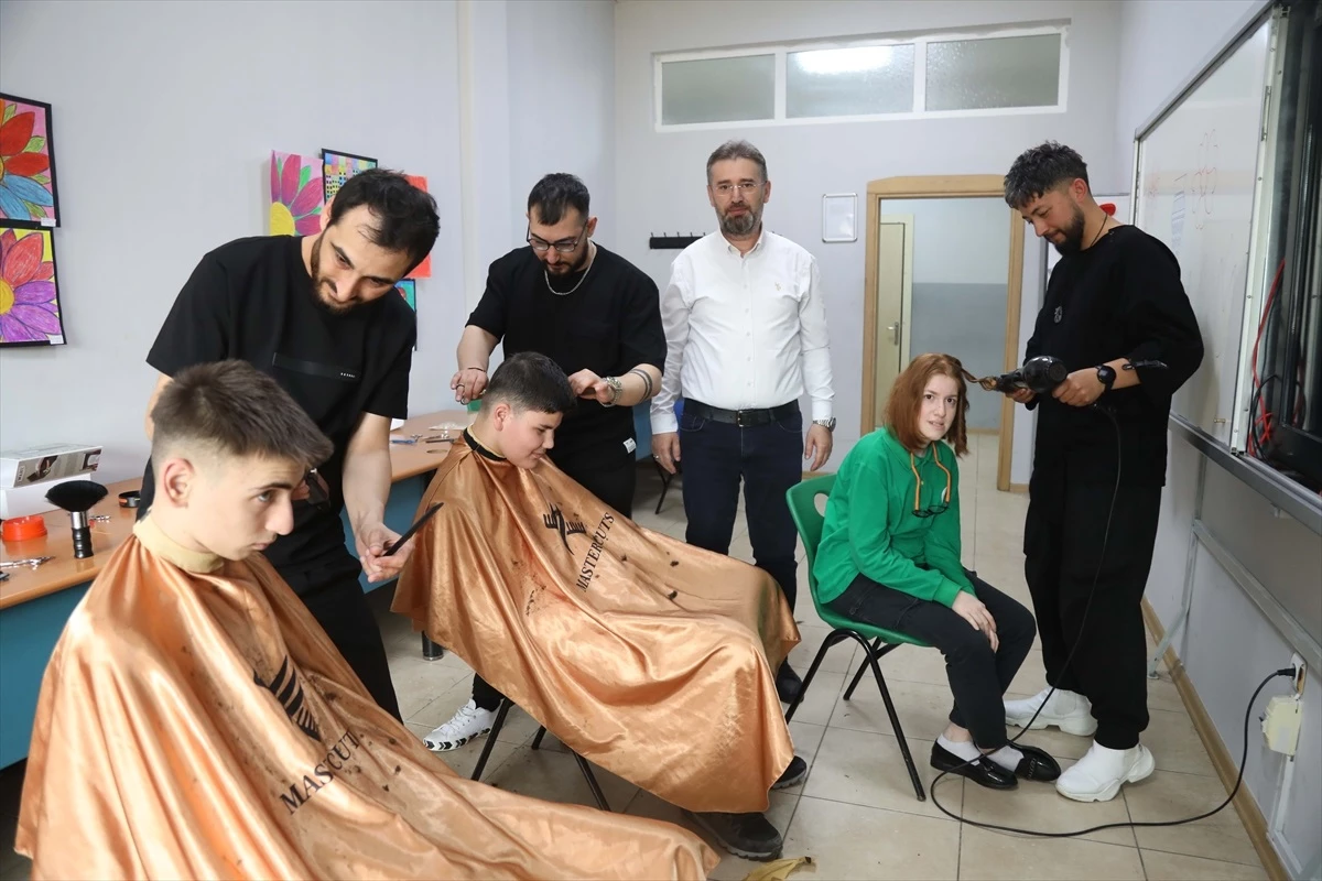 Samsun\'da Kuaförlerden Özel Eğitim Alan Öğrencilere Ücretsiz Saç Bakımı