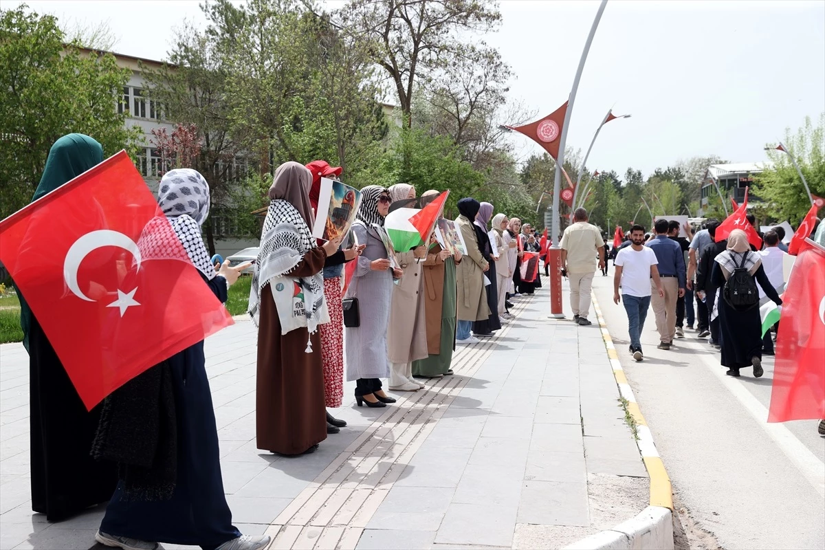 Sivas\'ta Üniversite Öğrencileri İsrail\'in Filistin\'e Yönelik Saldırılarını Protesto Etti