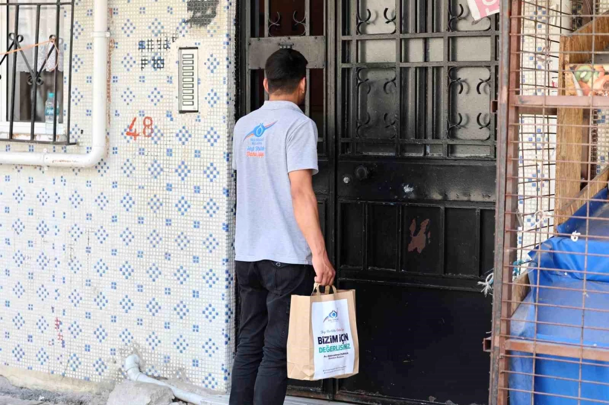 Sultangazi Belediyesi, 65 yaş üzeri ve kronik rahatsızlığı bulunan vatandaşlara yemek dağıtıyor