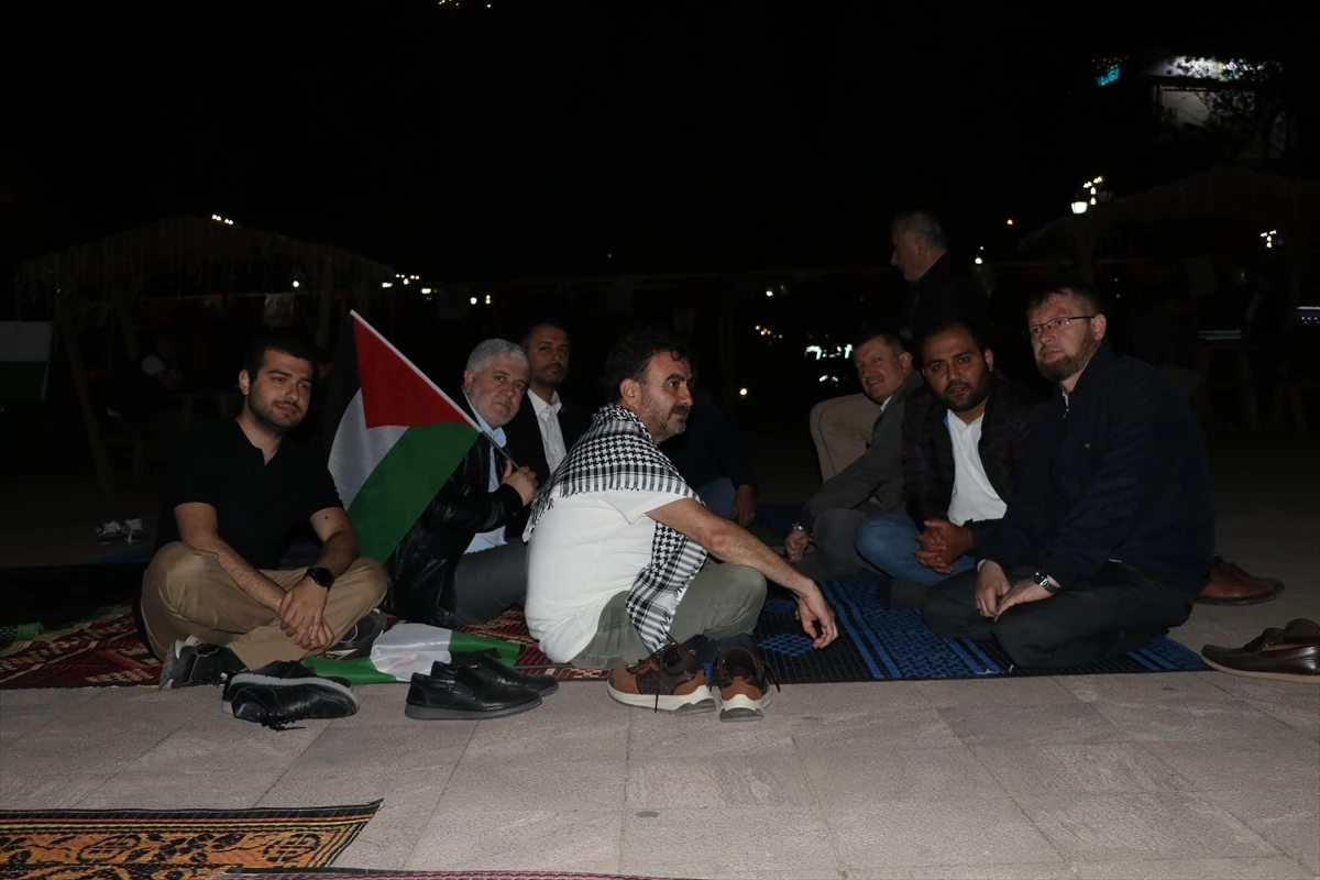 Tekirdağ\'da İsrail\'in Gazze\'ye yönelik saldırıları oturma eylemiyle protesto edildi