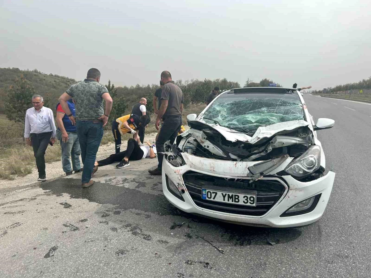 Eskişehir\'de tırın dorsesine çarpan otomobil sürücüsü yaralandı
