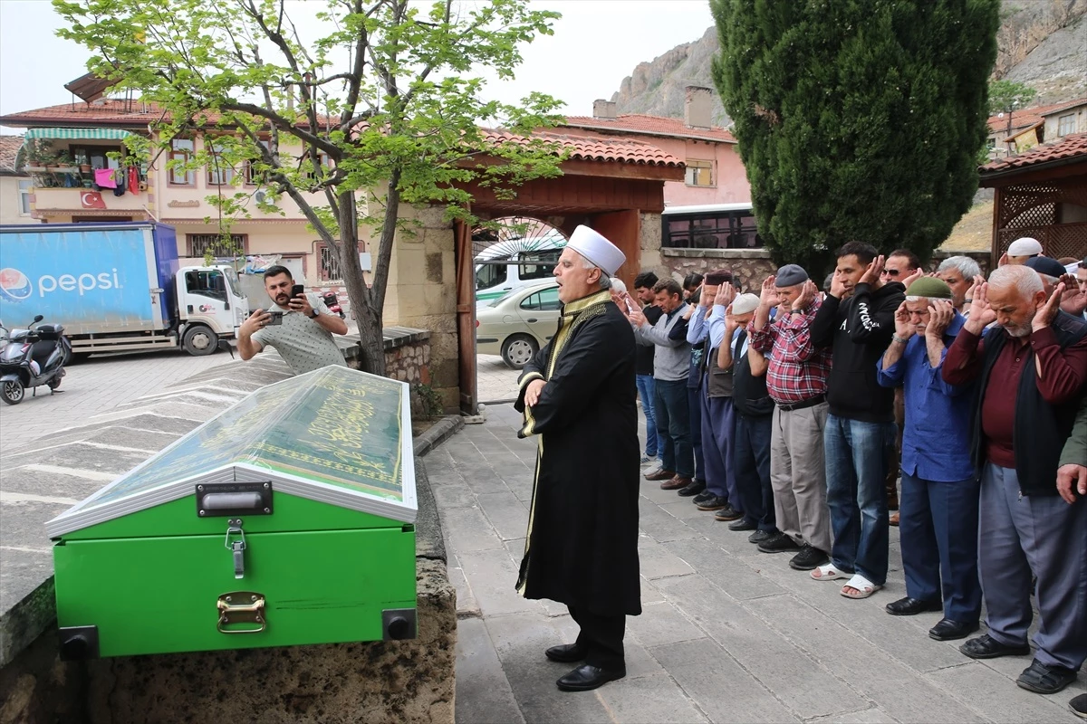 Tokat\'ta okul servisinin çarpması sonucu yaşamını yitiren çocuğun cenazesi toprağa verildi