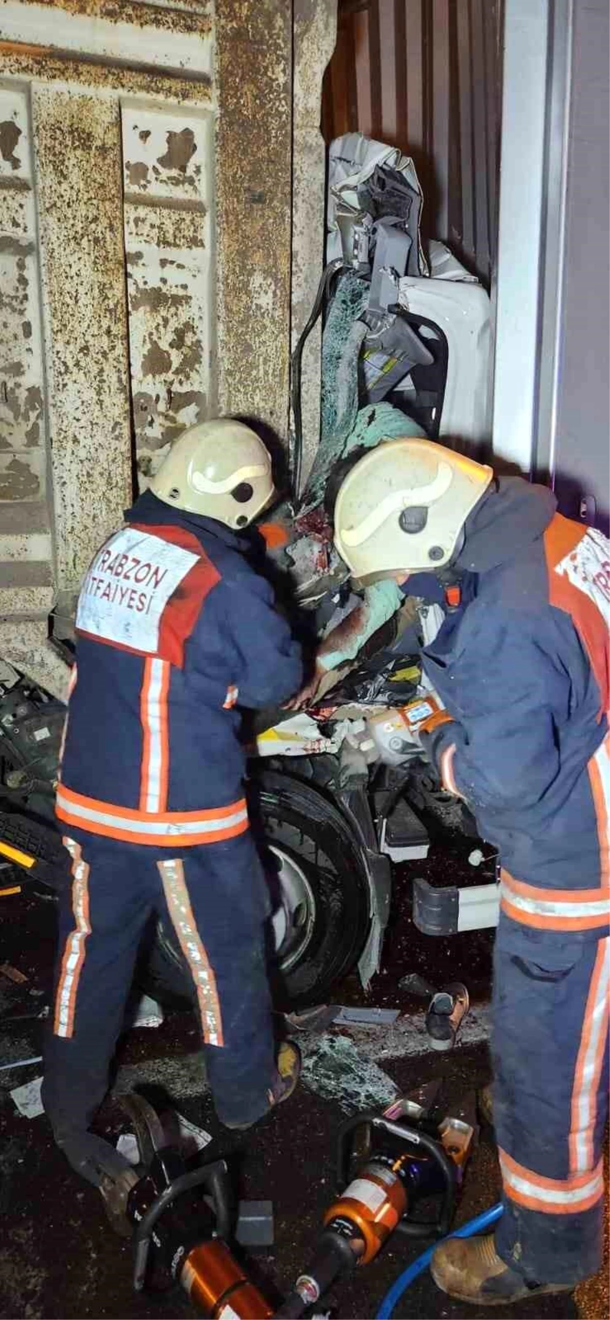 Trabzon Araklı\'da Zincirleme Trafik Kazası: 1 Ölü, 6 Yaralı