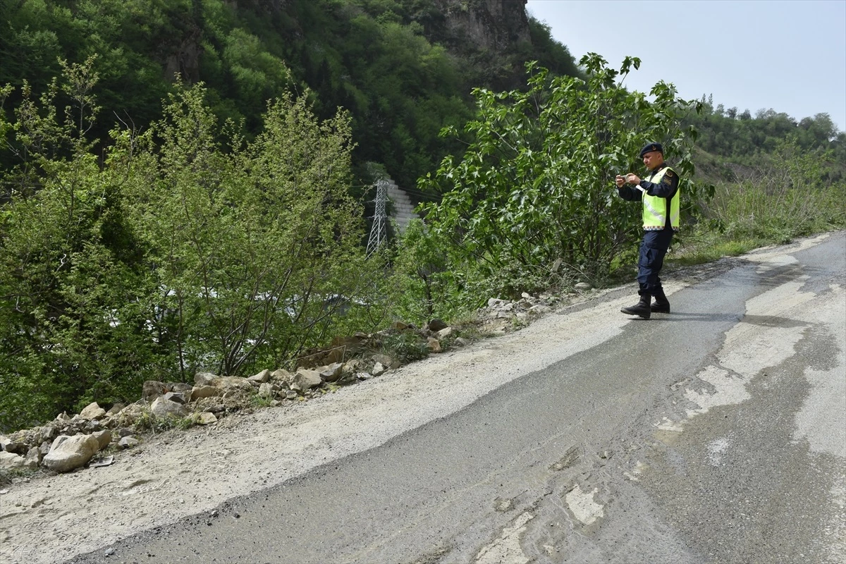 Trabzon\'da kum yüklü tır uçuruma yuvarlandı: Sürücü yaralandı