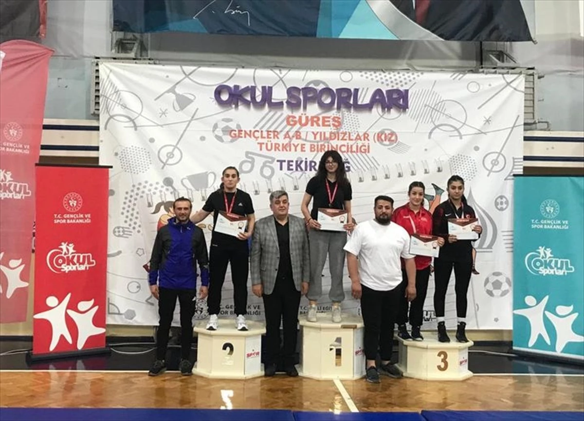 Yakakent Çok Programlı Anadolu Lisesi ve Yakakent Spor Kulübü Sporcusu Medine Civelek, Tekirdağ\'da düzenlenen şampiyonada ikinci oldu