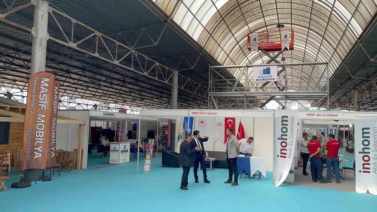 Osmaniye\'de sanayi fuarında uçurulan yangın söndürme dronu düştü