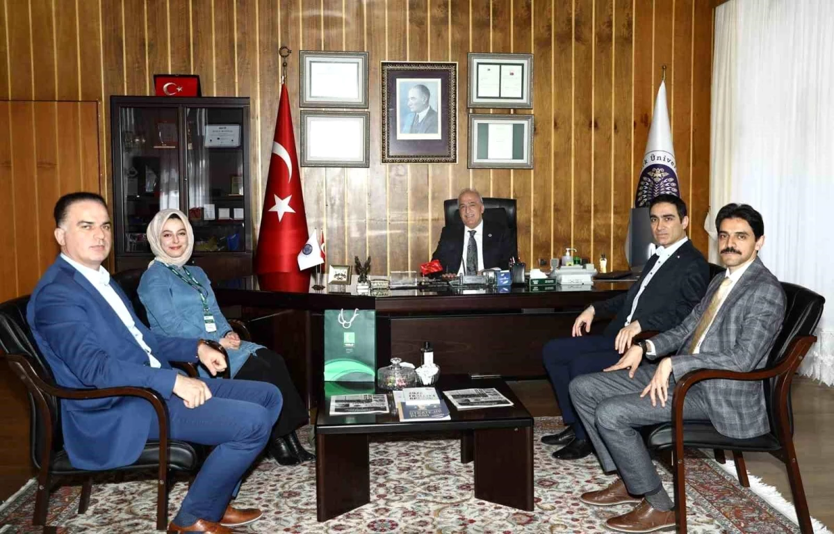 Atatürk Üniversitesi Rektörü, Yeşilay ve Kızılay Kan Merkezi temsilcileriyle bir araya geldi