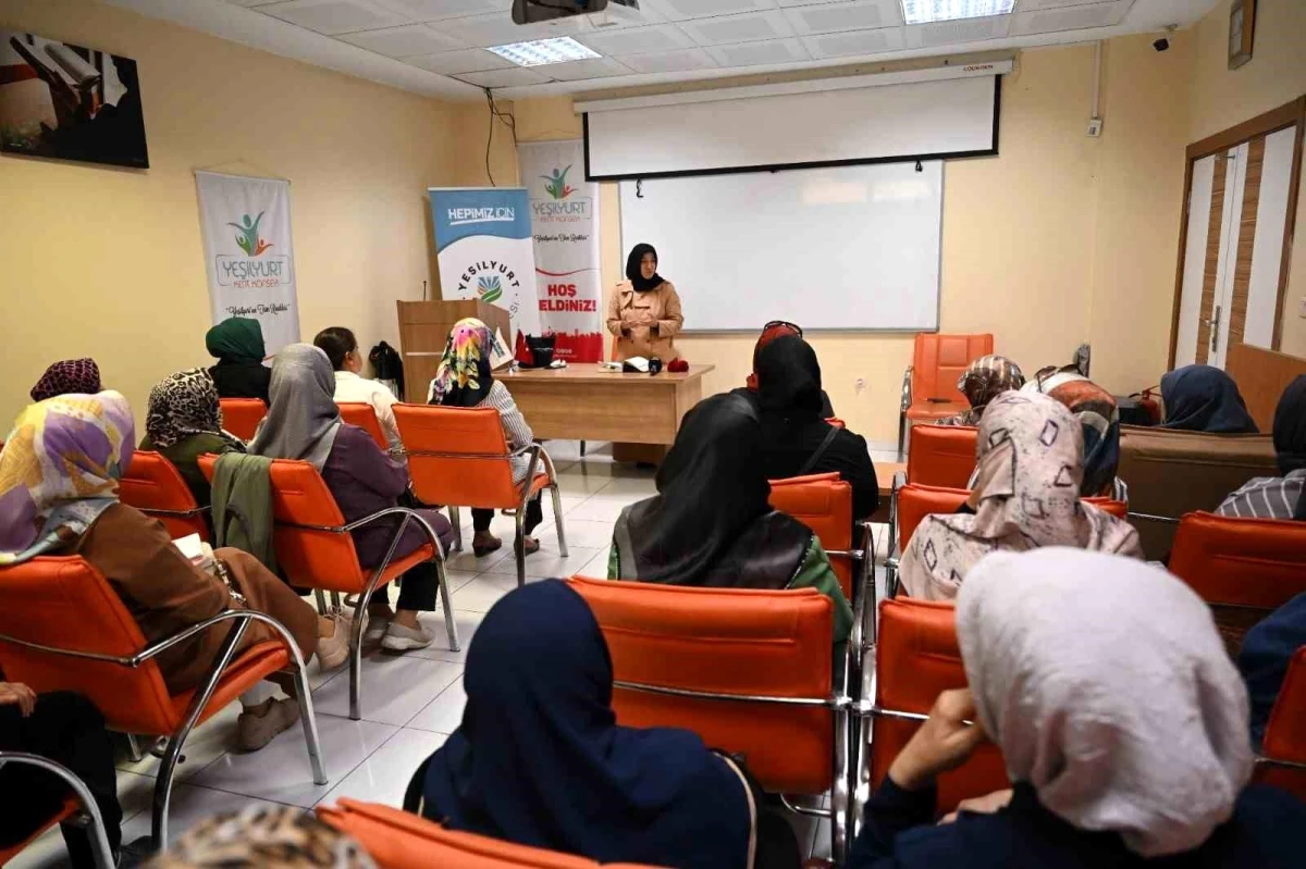 Yeşilyurt Belediyesi\'nin Düzenlediği Seminere Kadınlar Yoğun İlgi Gösterdi