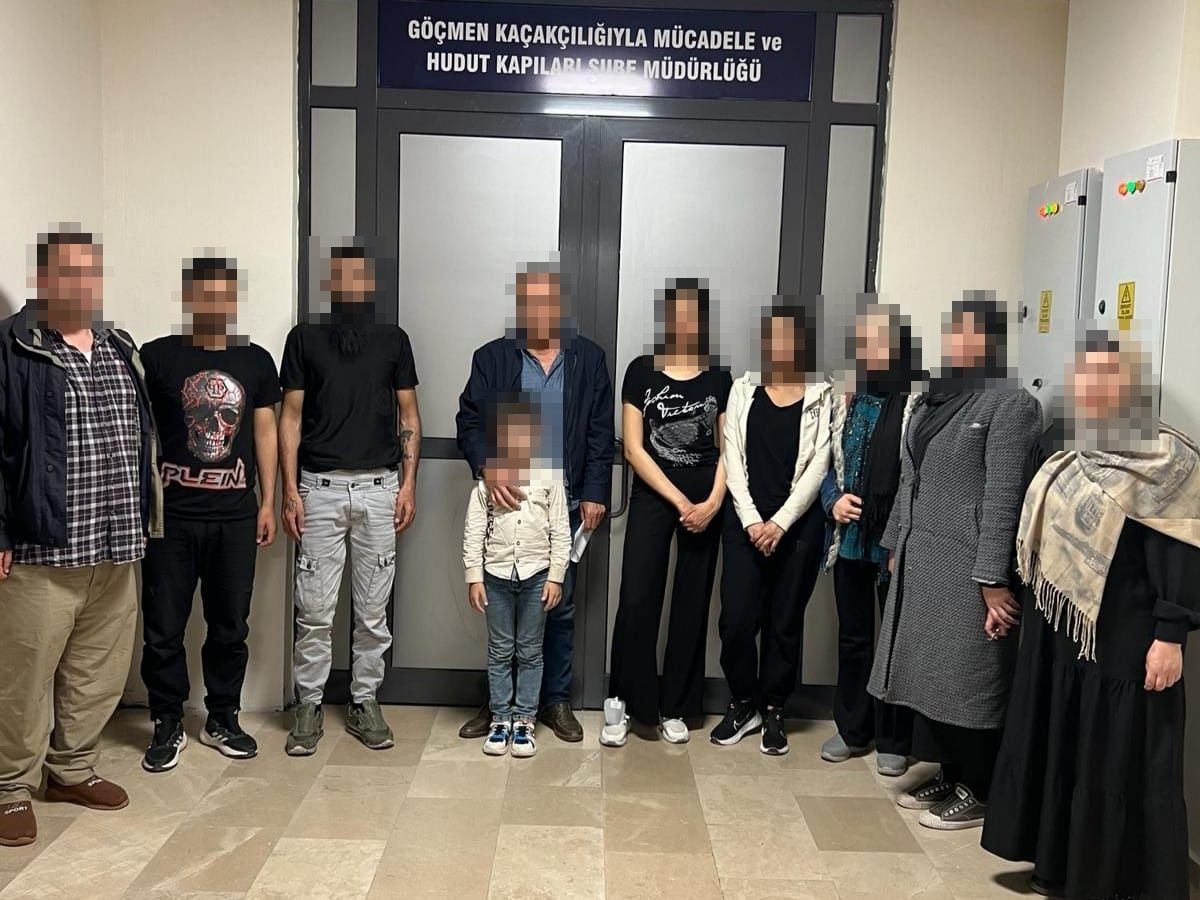 Afyonkarahisar\'da göçmen kaçakçılığı yaptığı iddiasıyla gözaltına alınan zanlı tutuklandı