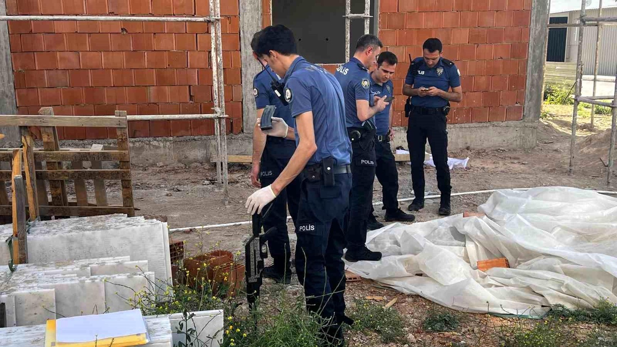 Antalya\'da Ailesiyle Tartışan Şahıs İnşaatta Rastgele Ateş Açtı