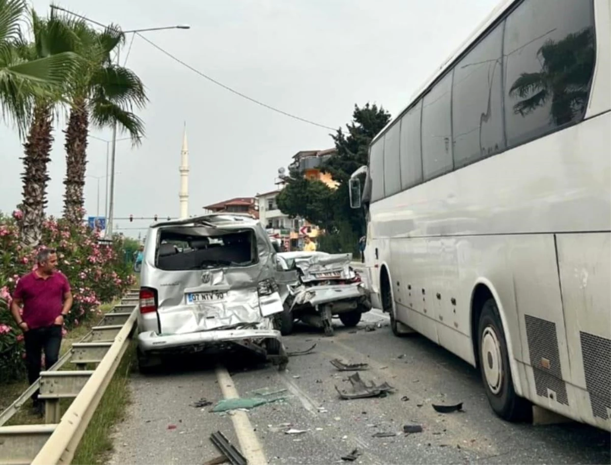 Alanya\'da Zincirleme Trafik Kazası: 4 Yaralı