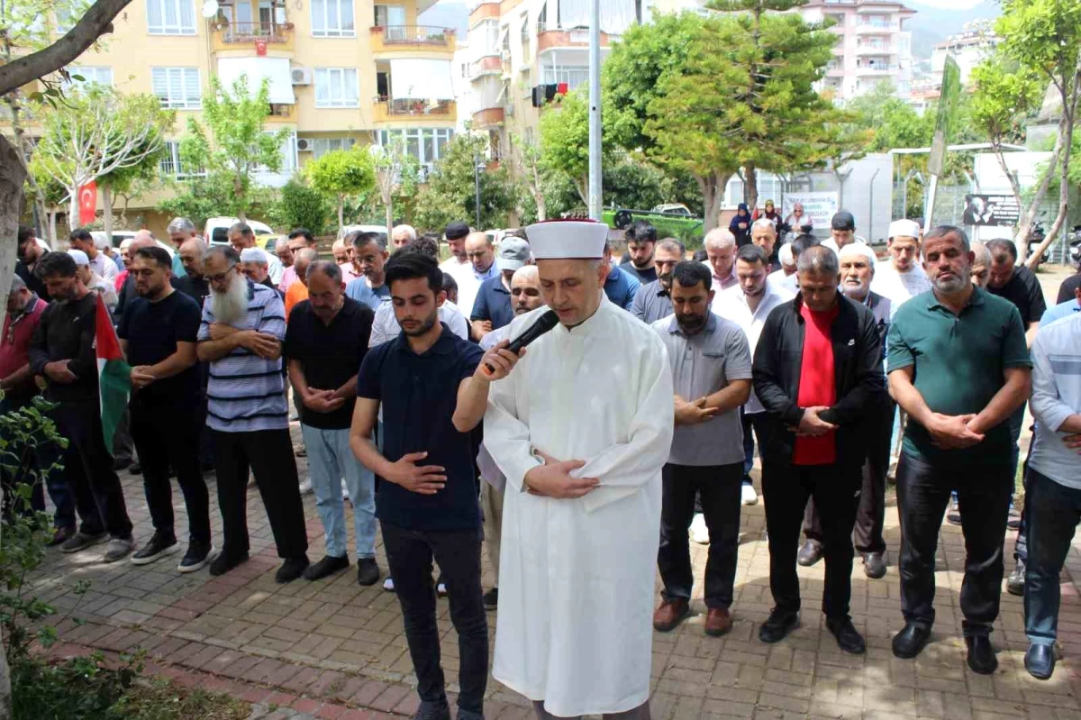 Alanya\'da İsrail soykırımında hayatını kaybeden Müslümanlar için gıyabi cenaze namazı kılındı