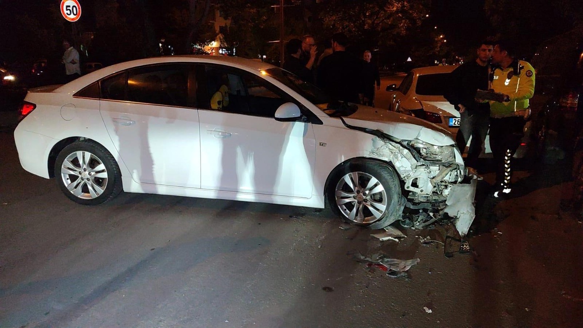 Eskişehir\'de alkollü sürücü makas atarken iki otomobile çarptı