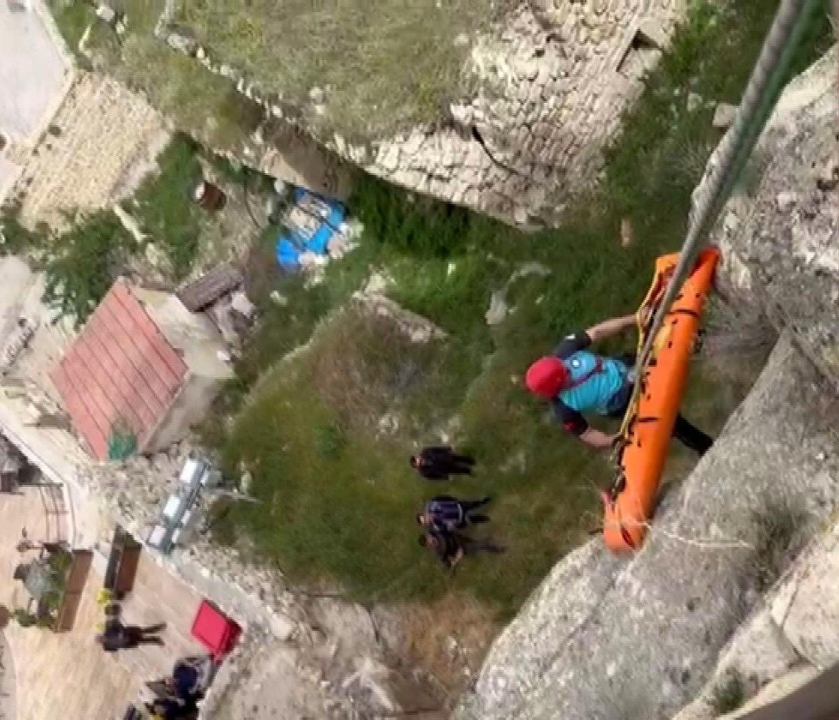Ankara\'dan balayı için Nevşehir\'e gelen genç kadın, Ortahisar Kalesi\'nde düşerek ayağını kırdı