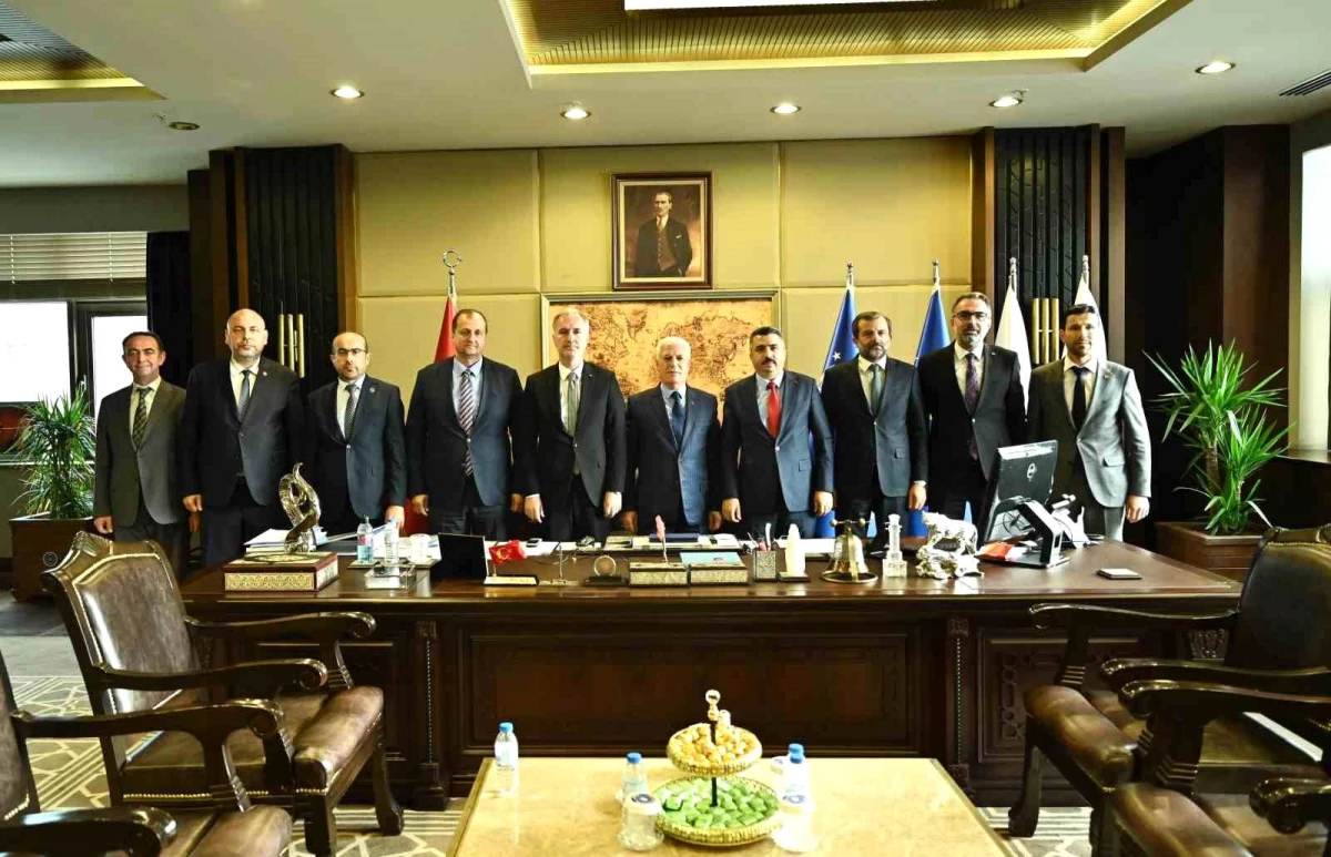 Bursa Büyükşehir Belediye Başkanı Mustafa Bozbey, AK Partili ilçe belediye başkanlarını ağırladı