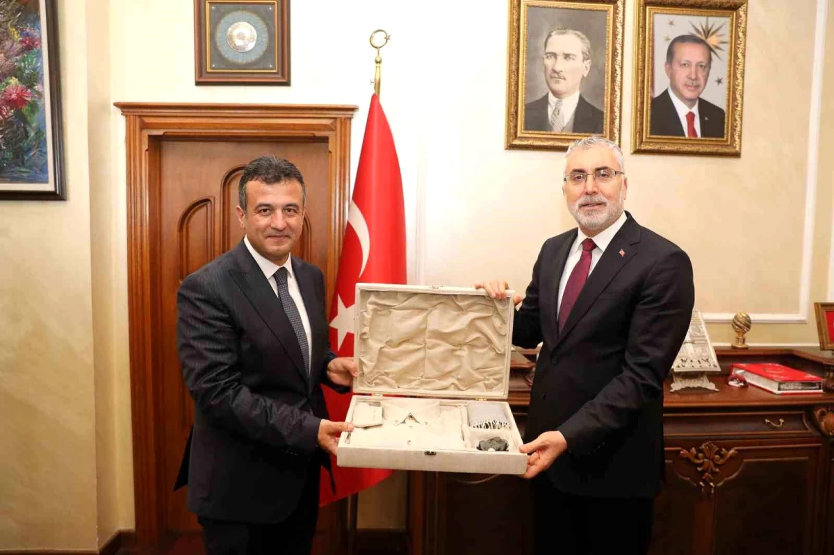 Samsun Büyükşehir Belediye Başkanı Halit Doğan, Çalışma ve Sosyal Güvenlik Bakanı Prof. Dr. Vedat Işıkhan\'ı ağırladı