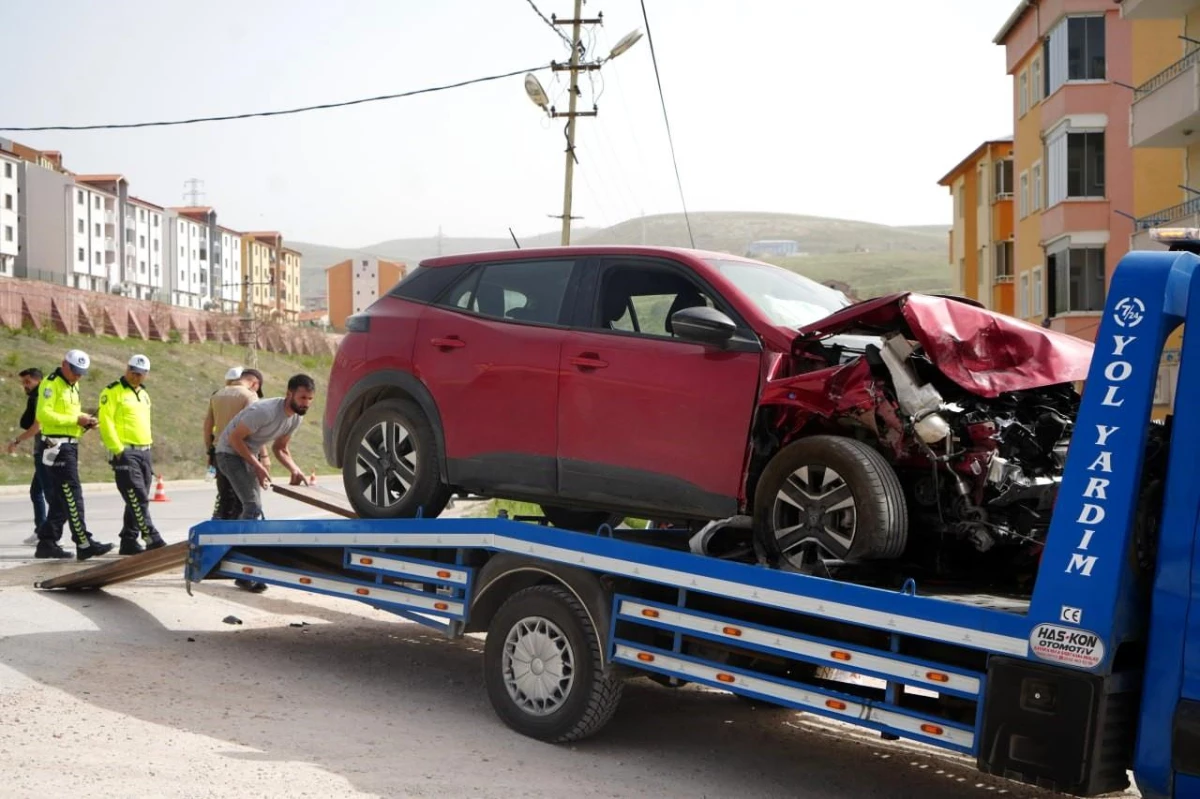 Bayburt\'ta İki Otomobilin Çarpıştığı Kaza Güvenlik Kamerasına Yansıdı