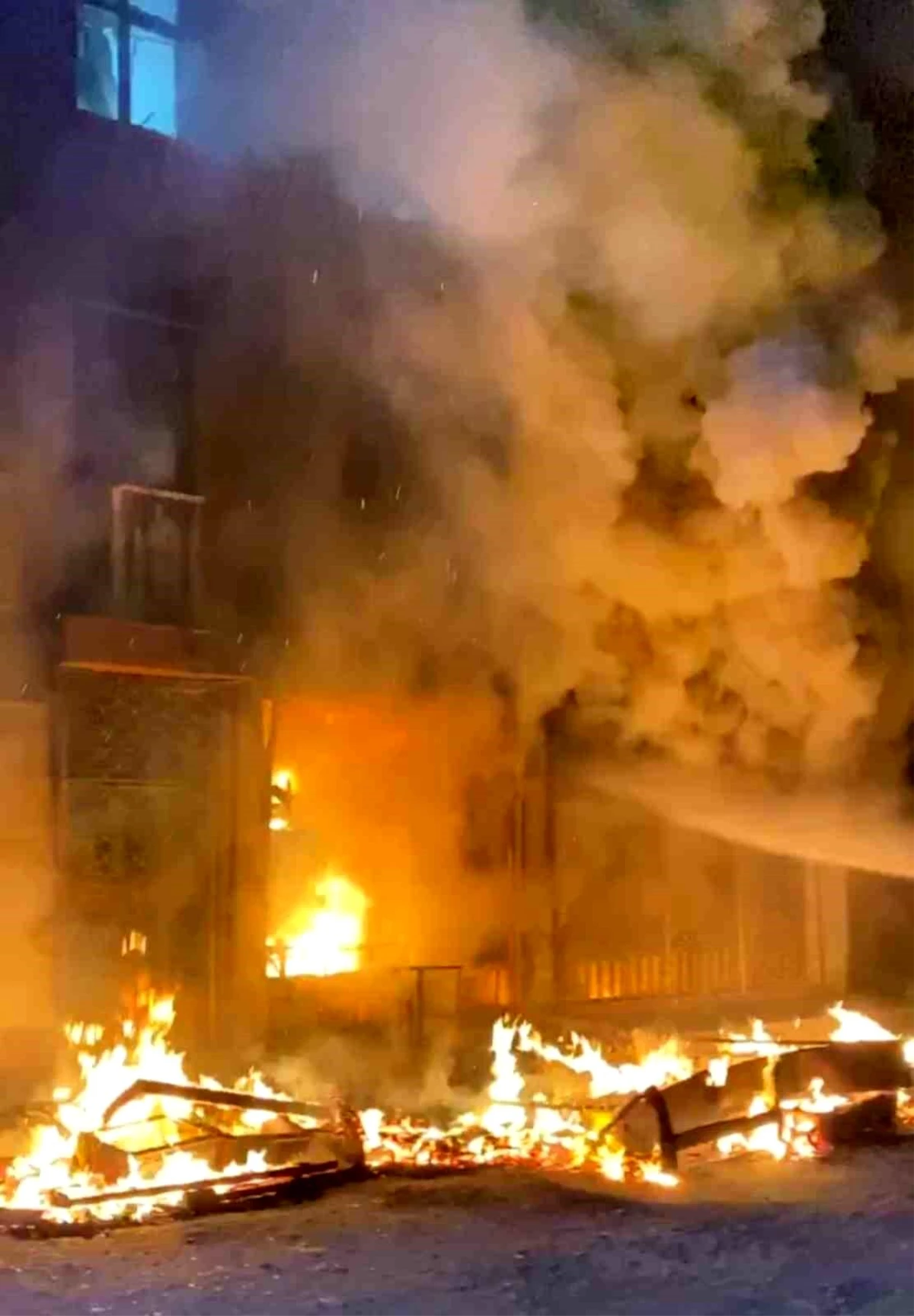 Bursa\'da 5 Katlı Binada Çıkan Yangında İtfaiye Ekipleri Facianın Önüne Geçti