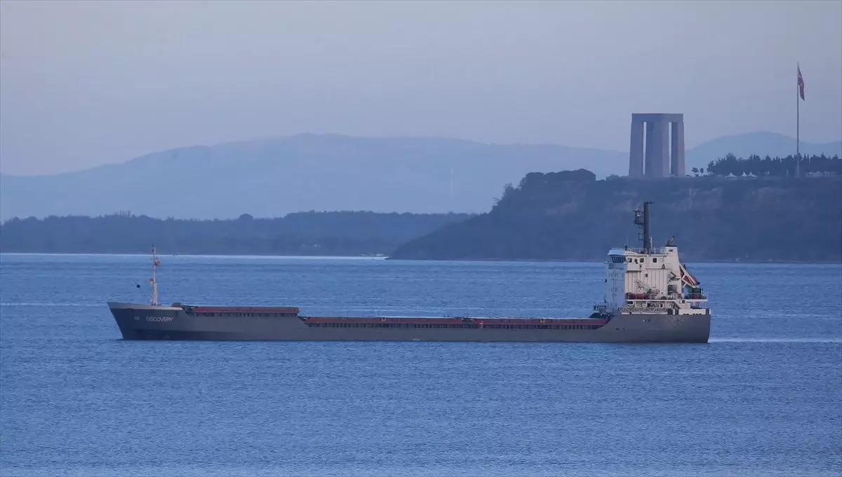 Çanakkale Boğazı\'nda yangın çıkan kuru yük gemisi söndürüldü