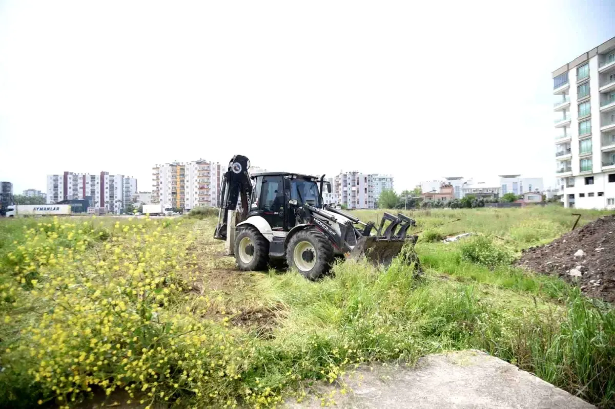 Ceyhan Belediye Başkanı Kadir Aydar, Namık Kemal Mahallesi\'ne En Büyük Parkı Yapmak İçin Kolları Sıvadı