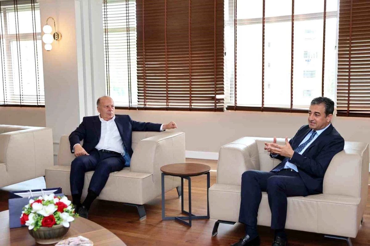 CHP Genel Başkan Yardımcısı Burhanettin Bulut, Yüreğir Belediye Başkanı Ali Demirçalı\'yı ziyaret etti