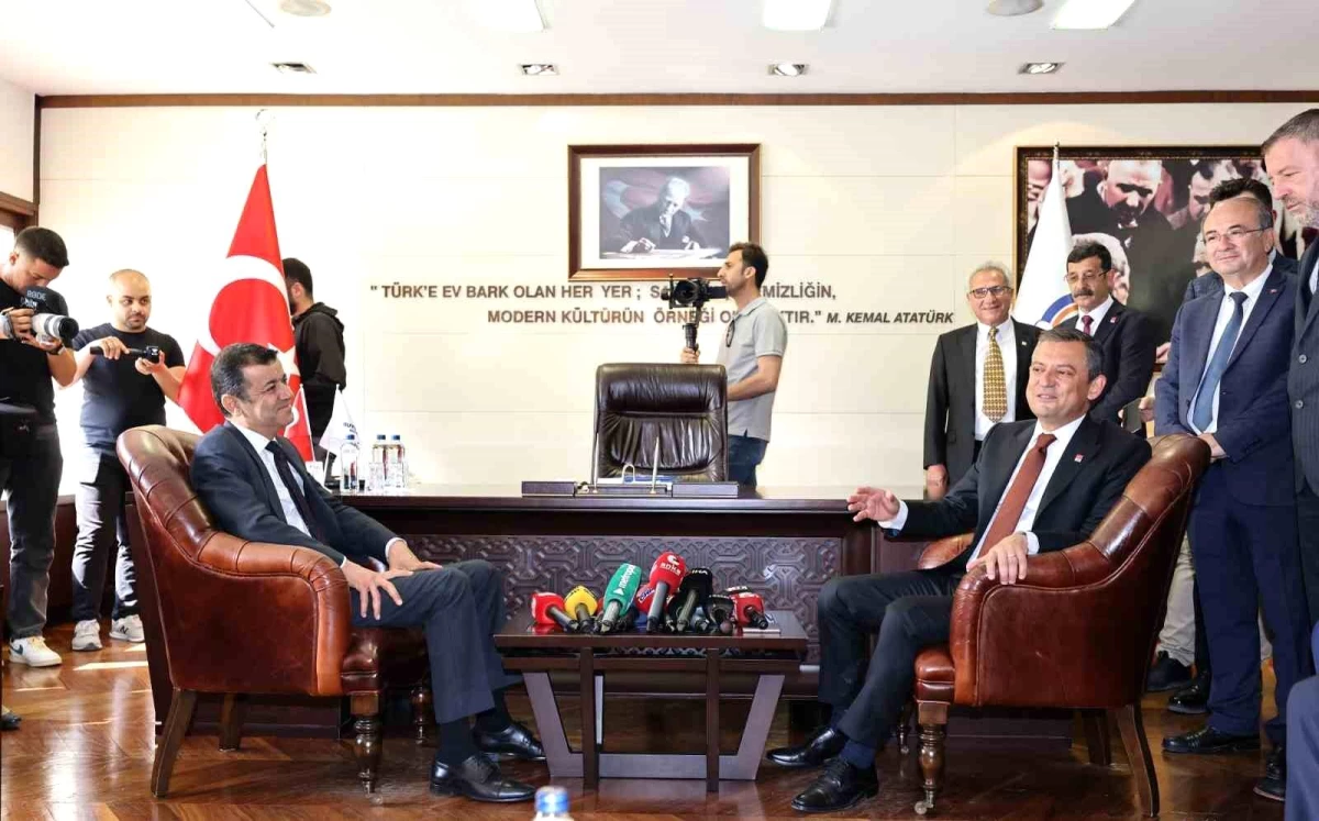 CHP Genel Başkanı Özgür Özel, Denizli Büyükşehir Belediye Başkanı Bülent Nuri Çavuşoğlu\'nu Ziyaret Etti