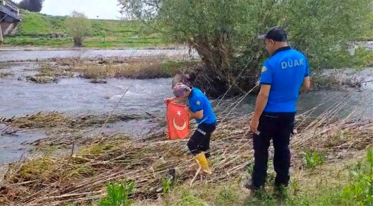 Dicle Nehri\'nde Bulunan Türk Bayrağı Yıkandı ve Muhafaza Altına Alındı