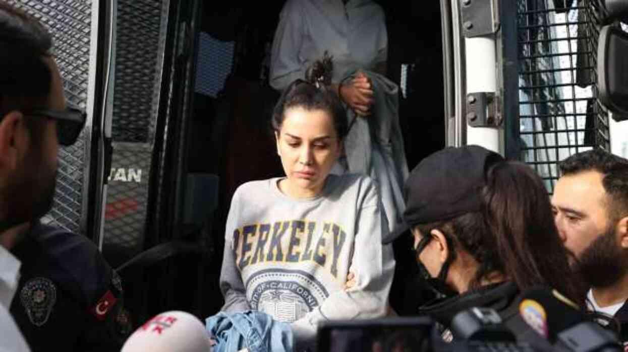 Duruşma sonrası Dilan Polat'ın arkadaşları tarafından yüzüne tükürülen Banu Parlak: Adliyeden etten bir polis duvarıyla çıktım