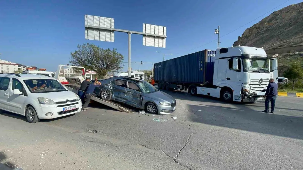 Van\'ın Erciş ilçesinde tırla otomobil çarpışması: 1 ölü, 2 yaralı