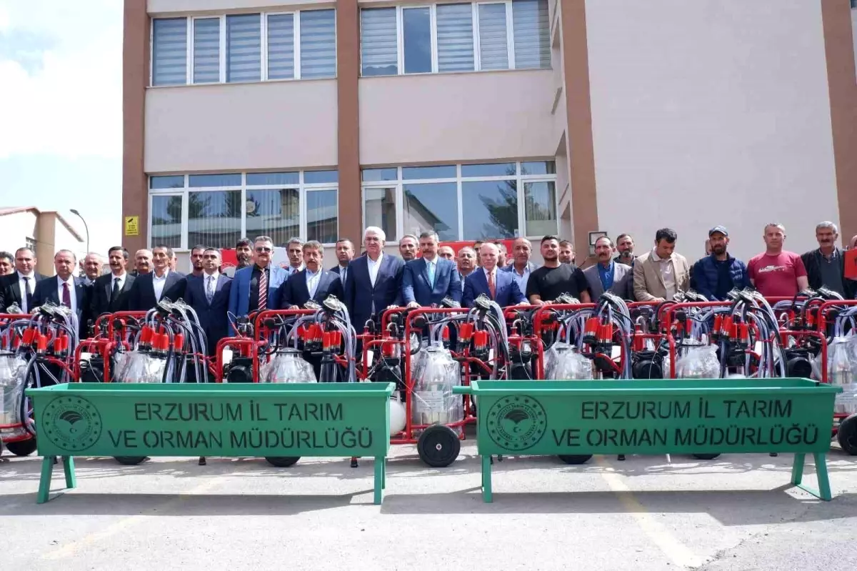 Erzurum\'da hayvancılığa destek için süt sağım, koyun kırkım ve yem ezme makineleri dağıtıldı