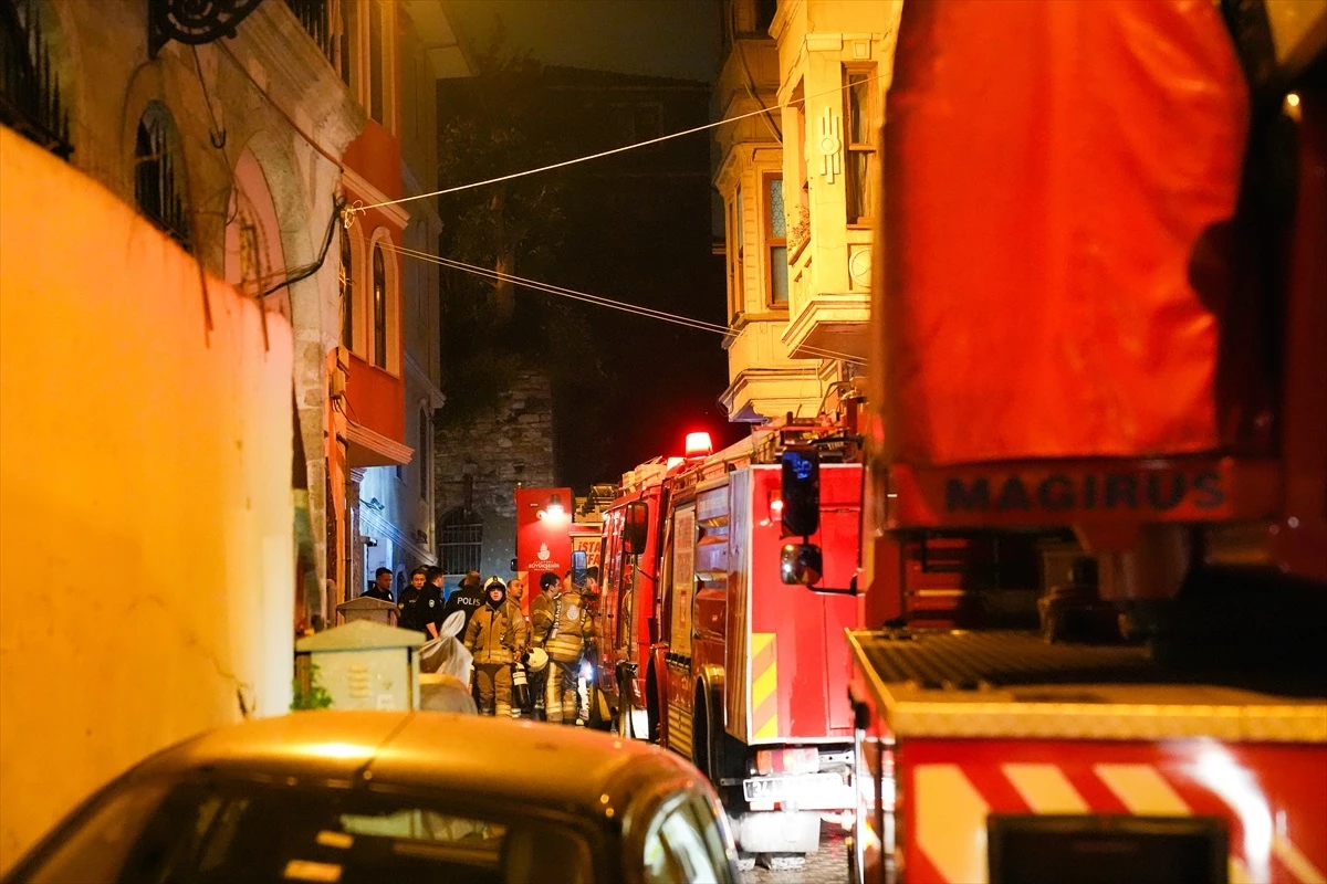 Fatih\'te 4 katlı binanın 2. katında çıkan yangında 1\'i ağır 2 kişi yaralandı