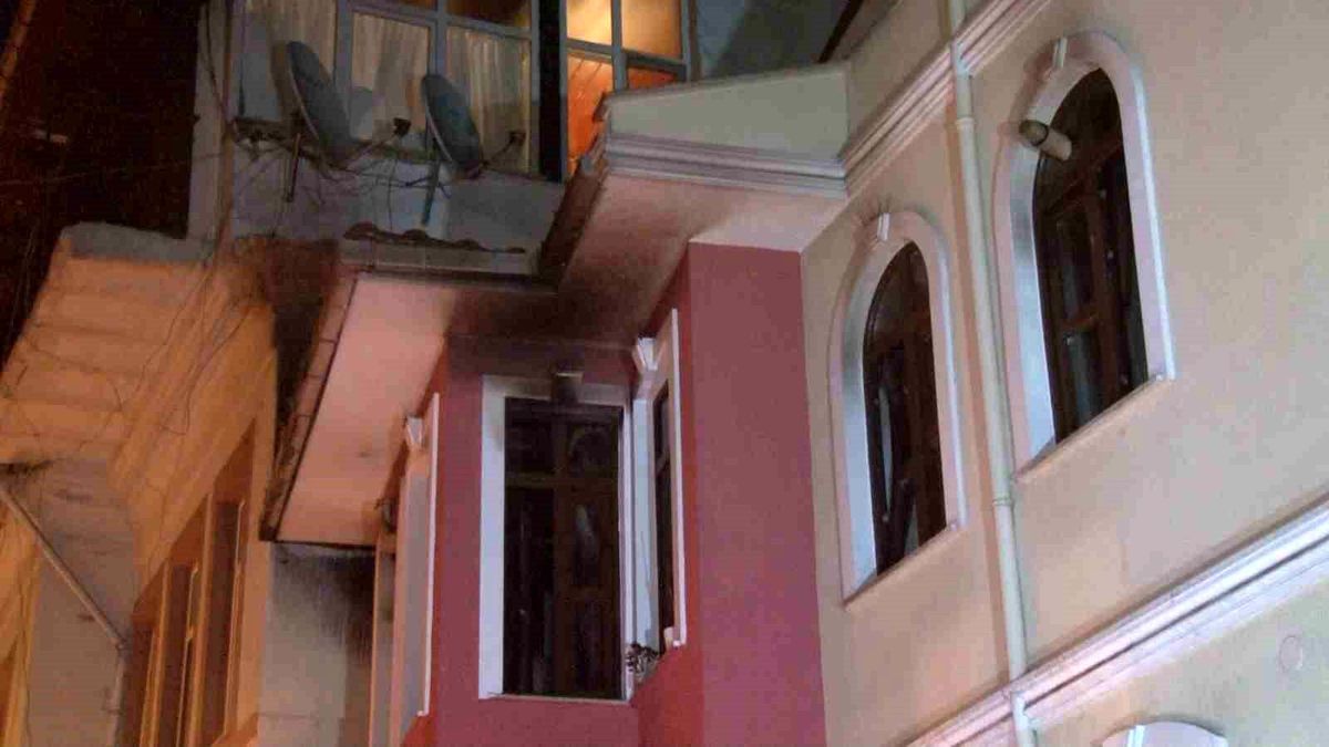 Fatih\'te Çıkan Yangında İtfaiye Ekipleri Kadın İçin Branda Açtı