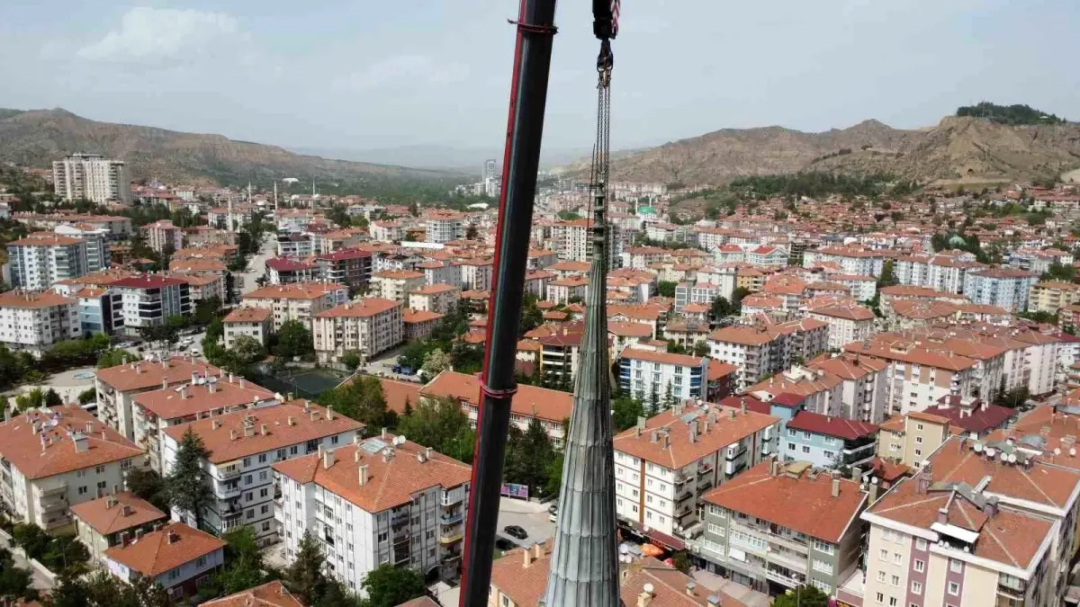 Çankırı\'da kuvvetli rüzgar sebebiyle caminin minaresi yıkıldı