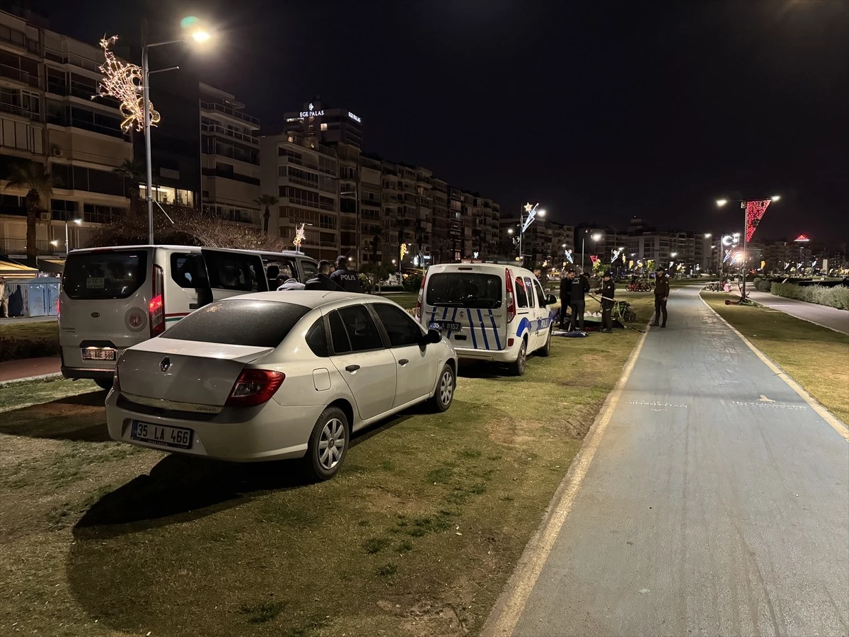 İzmir\'in Konak ilçesinde sahil yolunda bir kişi ölü bulundu