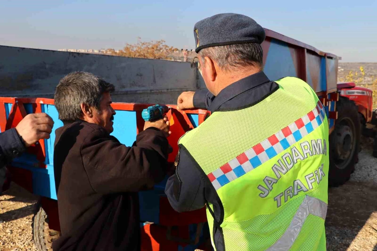 Gaziantep\'te jandarma ekipleri tarafından traktör sürücülerine eğitim verildi