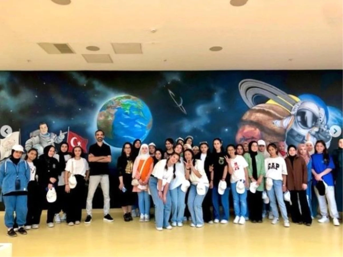 Kayseri Bilim Merkezi, Uluslararası Bilişim Teknolojileri Kız Çocukları Günü\'nde Lise Öğrencilerini Ağırladı