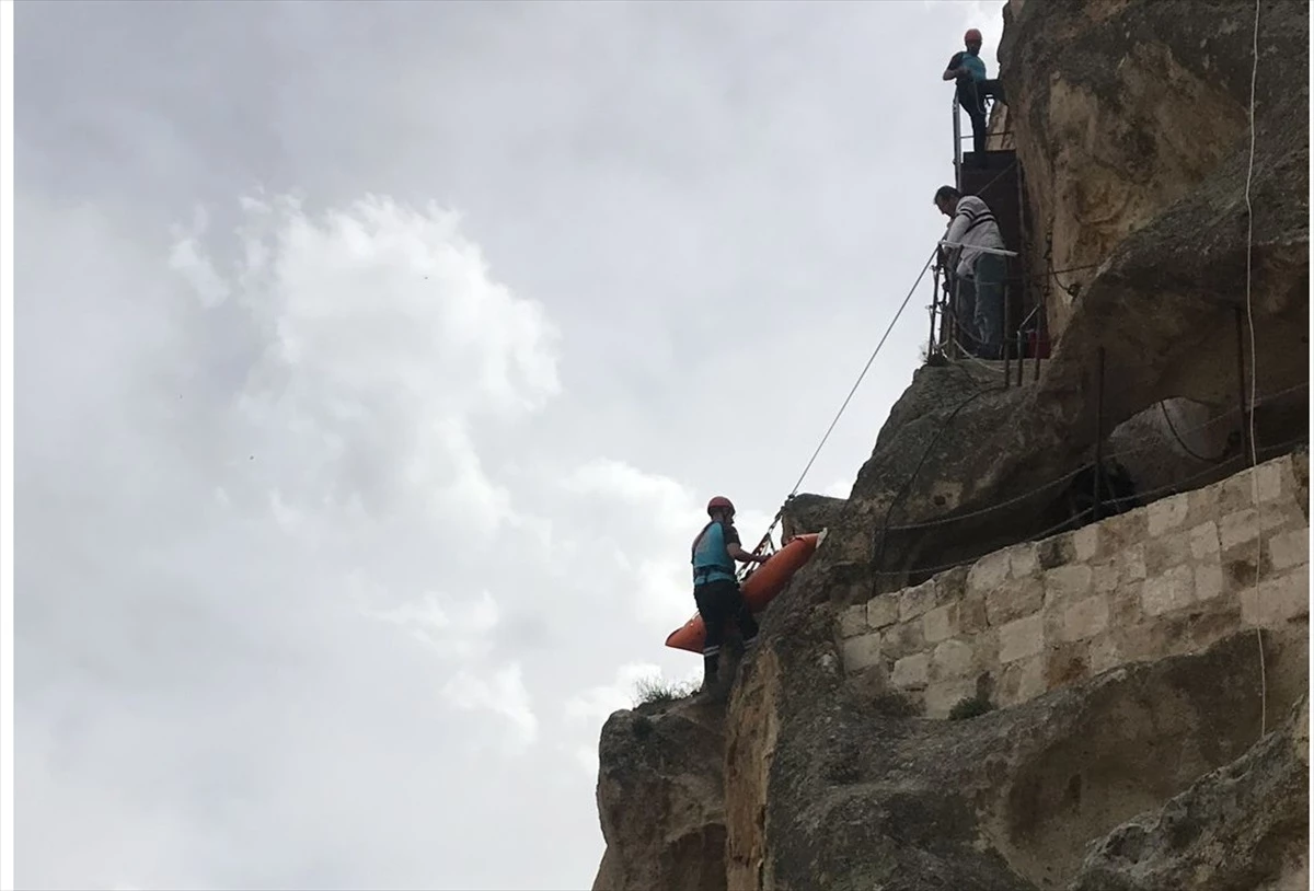 Ortahisar Kalesi\'nde Ayağı Kırılan Turist Hastaneye Kaldırıldı