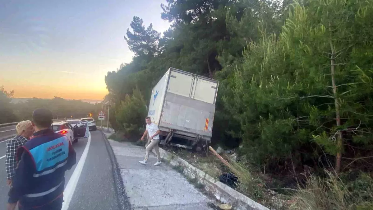 Muğla Sakartepe rampasında kamyon yan yattı