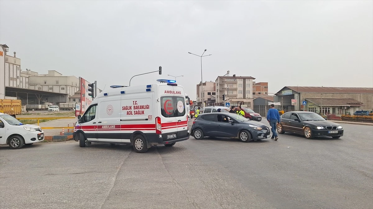 Samsun\'da sebze yüklü kamyonet otomobile çarptı: 1 yaralı