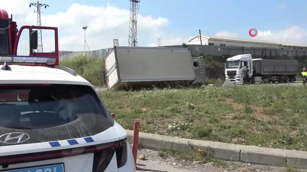 Sancaktepe\'de kamyona çarpmamak için manevra yapan kamyonet devrildi: 3 yaralı