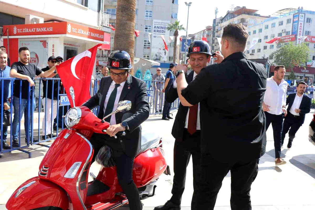 CHP Genel Başkanı Özgür Özel, Denizli\'deki Belediyeleri Ziyaret Etti