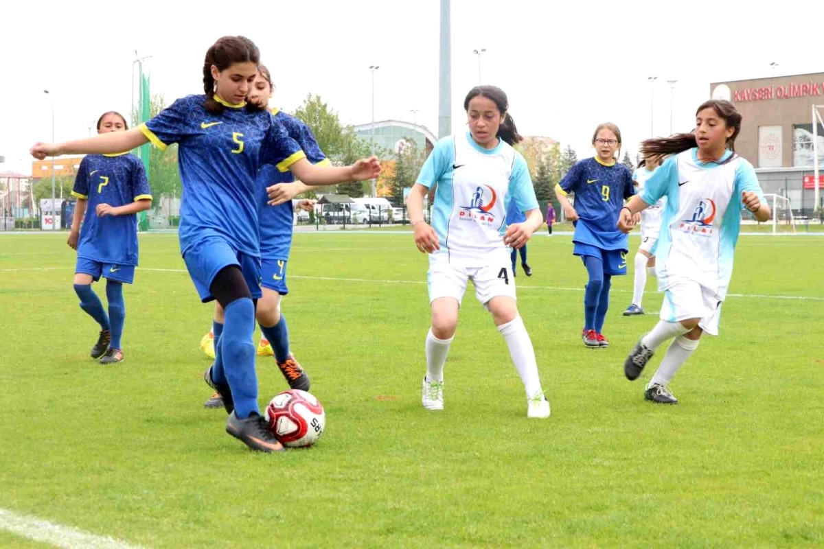 Okul Sporları Futbol Küçükler Grup Birinciliği maçları Kayseri\'de başladı