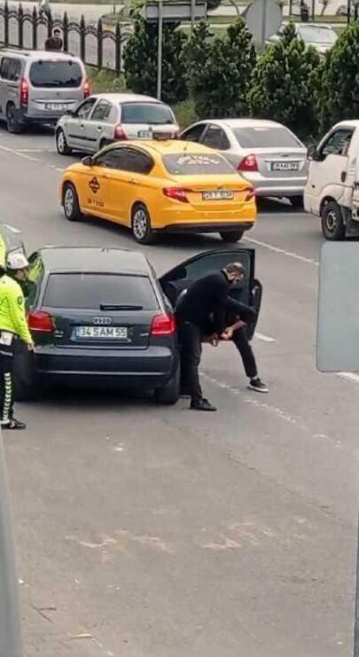 Tartıştığı kişiyi polislerin gözü önünde ayağından vurdu