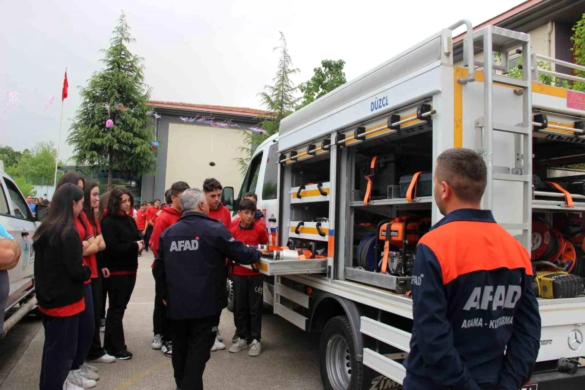 Düzce Gazi Mustafa Kemal İlk ve Ortaokulu\'nda afet durumunda görev alan ekipler tanıtıldı